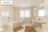 Badezimmer Erdgeschoss - Zeitlose Villenresidenz mit Süd-Westgarten auf weitläufigem Grundstück