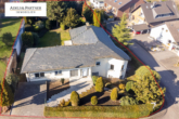 Hausansicht - Zeitlose Villenresidenz mit Süd-Westgarten auf weitläufigem Grundstück