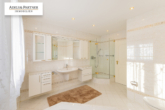 Badezimmer Erdgeschoss - weiterer Blick - Zeitlose Villenresidenz mit Süd-Westgarten auf weitläufigem Grundstück